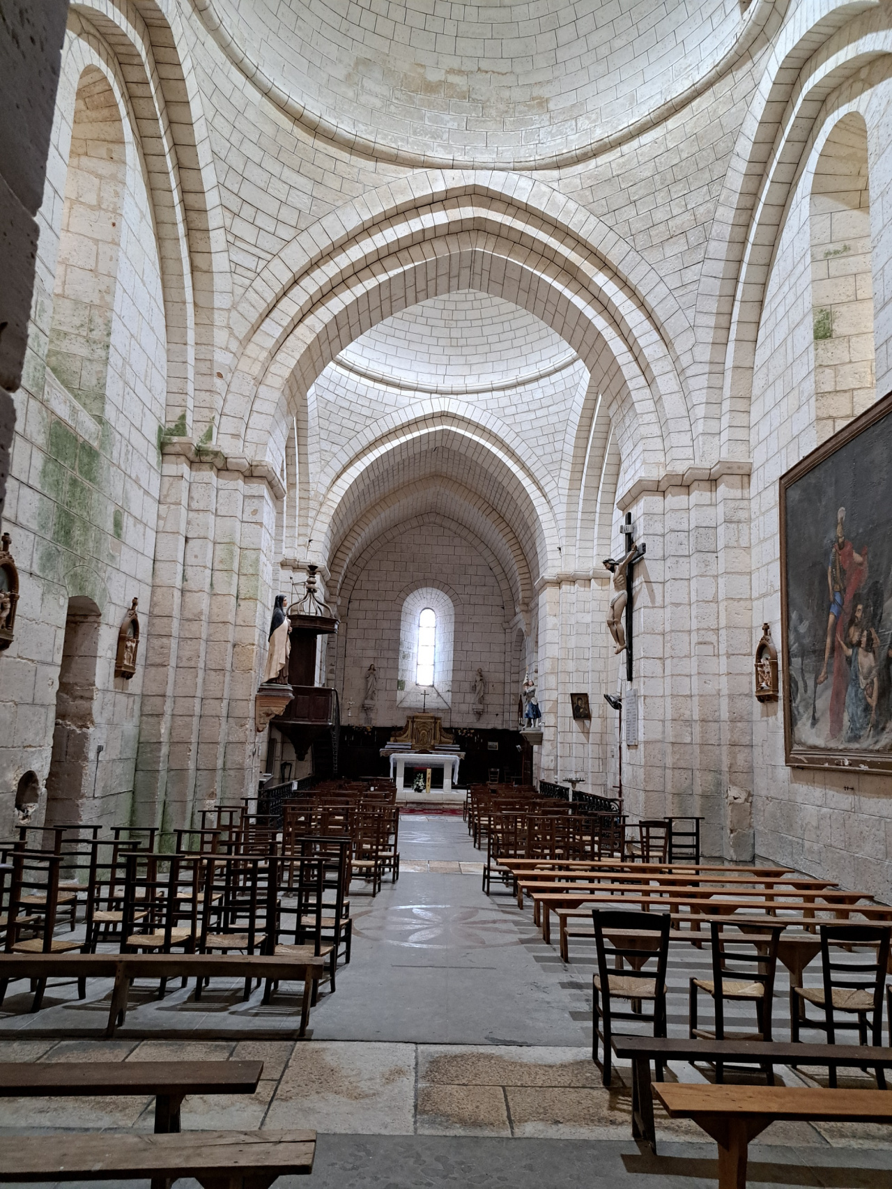 intérieur èglise.jpg